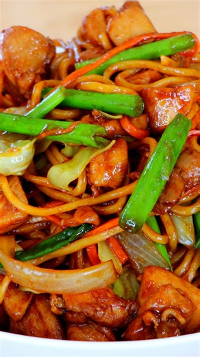 The Best 20-Min Chicken Teriyaki Lo Mein — Homemade Tastes Better 🤩 Saucy, savory noodles with tender chicken and crisp veggies — this lo mein comes together fast and hits every comfort-food craving. You’ll need: chicken thighs, lo mein noodles, soy sauce, mirin, onion, cabbage, scallions, and more. 📝 Full video printable recipe in the comments! 💛 Craving this? Save it & share with a friend! #chickenteriyaki #lomein | CiCi Li