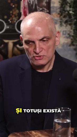 Cafeaua este unul dintre cele mai consumate produse din lume. Mulți nu își încep ziua fără ea… dar puțini se opresc să înțeleagă de ce funcționează atât de bine asupra creierului și energiei. ☕🧠 În acest episod discutăm despre cafeină, energie, concentrare și efectele cafelei asupra organismului și sistemului nervos. Explorăm relația dintre oboseală, somn și consumul constant de stimulente într-un stil de viață modern care pare construit pe deadline-uri și lipsă de odihnă. Omenirea a construit 