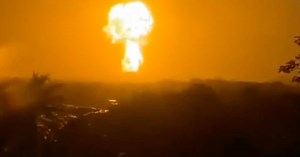 Schlammvulkan-Eruption schickt Feuersäule in den Nachthimmel