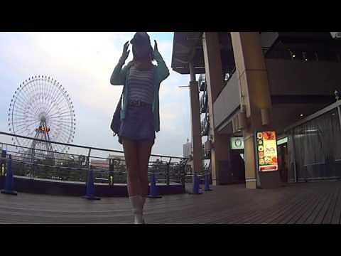 デニムの超ミニスカでみなとみらい散歩The girl who takes a walk by a short denim skirt