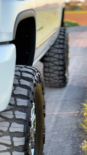 Explore the Features of the GMC Truck Outdoors