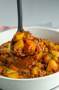 Everyone will love this!-Ground beef potatoes, carrots Ingredients 2 lb potatoes Medium to Large, 1 lb carrots 1 cup onion diced 2 tbsp vegetable Oil 1 lb ground Beef 1 cup bell peppers Green, Red, orange – diced 1 cup tomato sauce 3 tbsp fresh Parsley Chopped 2 tsp bouillon powder 1 tsp paprika 1 tsp curry powder 1 inch ginger-grated 4 garlic-minced 1 tsp thyme 2 bay leaves 2½ cup water salt to taste 2 tbsp tapioca flour all-purpose flour or cornstarch ¼ cup Water | Chef Lola's Kitchen