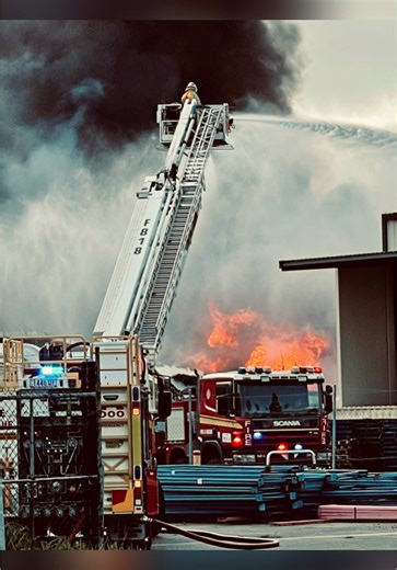Code 99 🚨 Fully involved structure fire at a recycling facility in Brisbane. Massive response, flames through the roof — all hands on deck. #StructureFire #Code99 #BrisbaneFire #EmergencyResponse #Fireground #ThinRedLine #Firefighters #QFD #QPS #QAS #CriticalIncident #AllIn #FireLife #FirstOnScene