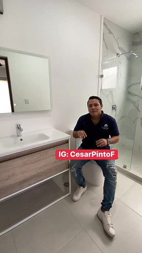 Lavamanos y espejo de baño con luces led indirectas con función touch. #espejos #bañosmodernos #lavamanos #diseñodeinteriores | Cesar Pinto Flores