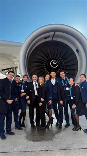 Savina Paül on Instagram: "🖐🏼5 curiosidades aeronáuticas✈️✨ para aquellos que cada vez que entráis dentro de un avión os hacéis miles de preguntas 🌌 Más allá de lo bonitas que son las auroras boreales ¿Qué implican para los aviones? 🌪️Qué es lo primero que miramos en cabina cuando hay turbulencia 🌥️ El nivel de vuelo tiene mucho que ver con la eficiencia 💸 El coste de la ruta cambia si sobrevolamos un espacio aéreo u otro ⛽️ El combustible ¿Cuánto llevamos?"