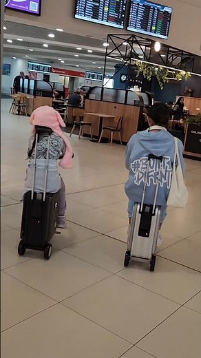 Riding their smart luggage Airwheel suitcase ✌🏽