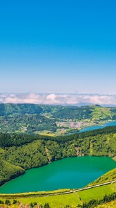 Alors, avec qui vas-tu partir aux Açores ? ✈️🇵🇹 Dis-nous en commentaire ! 👇 ————————————————————————— 🌍Easyvoyage, c’est votre dose quotidienne d’inspiration voyage 🧡 🔗Une destination vous tente ? Retrouvez notre guide ultra complet sur le lien en bio : où dormir, quoi faire, comment y aller, notre équipe traite les destinations de A à Z 🙏 👍Like cette vidéo si elle t’a donnée envie de partir en voyage ✉️Partage-la avec quelqu’un avec qui tu voudrais partir 🔔Abonne-toi et active la cloch
