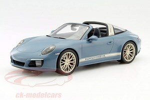 Porsche and a model car of the Exclusive Design Edition