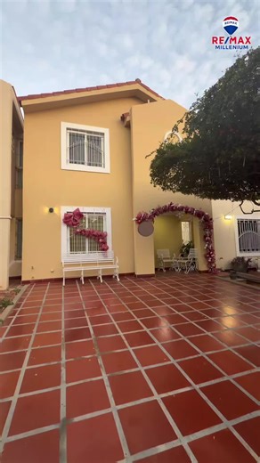 Townhouse en Venta Villa Las Arenas 📍Circunvalación n2 220 m2 de construcción Precio: 135.000 . 3 Habitaciones más servicio 4 Baños 2 puestos de estacionamientos . Pisos de mármol . Anais Labarca 0414.622.2424 RE/MAX MILLENIUM .