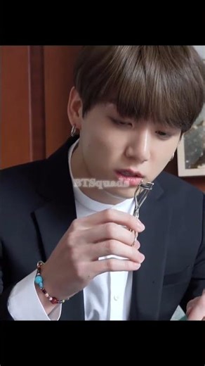 How to use an eyelash curler tutorial by Jungkook 😂 #jungkook #jk