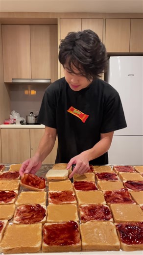 100種類のピーナッツバターとジャムトースト