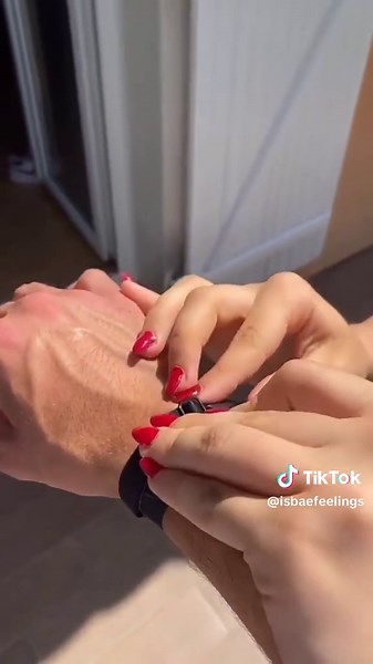 Romantic TikTok Couple Goals: Cute Kisses and Cuddles