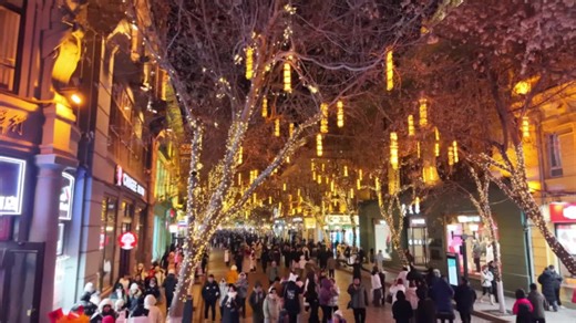 氷雪観光シーズン迎えにぎわう夜の中央大街　中国・ハルビン市（新華社通信）｜ｄメニューニュース