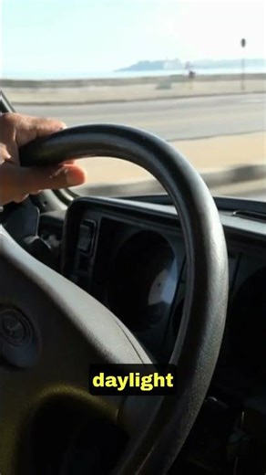 Why does a crowd suddenly freeze in a crisis ? THE BYSTANDER EFFECT