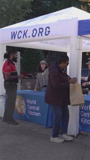As the US government shutdown continues, World Central Kitchen has stepped in again to provide food to unpaid federal workers in Washington. | DW News