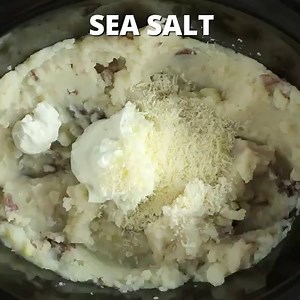 Slow Cooker Garlic & Chive Mashed Potatoes. Find Recipe: https://taste.md/2fjW9LT Download the Tastemade app! http://taste.md/2fyIsY9 | Nourish by Tastemade