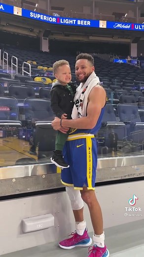 This made me smile 😀 Wait until the end 💙 (via @warriors) #stephcurry #lookatcurryman #clutchpoints #nba