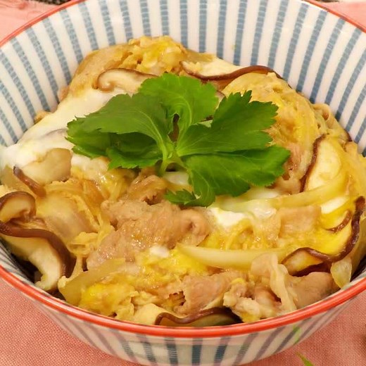 ガッツリどんぶりレシピ♪ 豚肉と卵のとろとろ丼のレシピ動画・作り方 | デリッシュキッチン