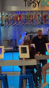 Que opinas de este bartender robot? 🤯 | Dance like Andrea