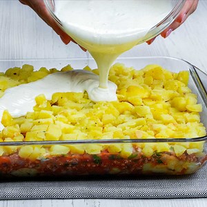 472K views · 8.2K reactions | Zasitni ručak: musaka od krompira sa mljevenim mesom. Recept za pohotne ljude! | Gurman TV | Facebook