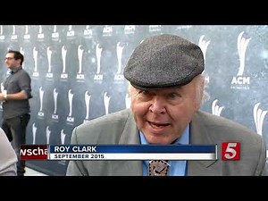 Roy Clark, Country star and 'Hee Haw' host, dies at 85