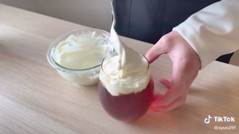 材料少なく混ぜるだけチーズティー作り方！#おすすめ #スイーツ#カフェ#スイーツレシピ#お菓子#お菓子作り#クッキング#cooking#スイーツ男子#レシピ#tiktokグルメ#グルメ#おやつ#食テロ#チーズティー#チーズ#紅茶#レモンティー #ドリンク#簡単#簡単レシピ#紅茶の日常
