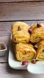 🇲🇦MSEMEN🇲🇦 (English recipe below⬇️) Wat heb je nodig⬇️ ▪️400 g bloem ▪️200 g fijne griesmeel ▪️350-400 ml Water ▪️1 theelepel Zout Wat heb je verder nodig: ▪️1 kom met griesmeel ▪️1 kom met zachte roomboter, zonnebloemolie en beetje bakpoeder 1. Mix griesmeel, bloem, zout en water goed samen. Het deeg moet een beetje plakkerig zijn. Laat het even 30 min rusten en kneed het deeg hierna voor 10-15 min goed. Hierna laat je het minimaal 2 uurtjes rusten ( hoe langer hoe beter) 1. Pak het deeg en