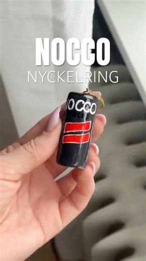 Hej bästisar!! Låt oss göra en Nocco-burk i lera tillsammans 😍 #diykeychain #diy #nocco #clay
