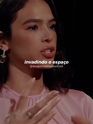 Às vezes, eu acho que estou incomodando, ocupando espaço demais, falando na hora errada, sentindo demais. E, sem perceber, começo a me recolher. Penso duas vezes antes de mandar mensagem, antes de insistir, antes de demonstrar carinho, antes de ser completamente eu. A insegurança faz a gente acreditar que a própria presença pesa, mesmo quando tudo o que queremos é só existir com verdade. Tem dias em que o medo de invadir o espaço do outro fala mais alto do que a vontade de se aproximar. E isso c