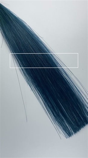 ⚠️リール動画はiPhoneで撮影しているため、色味がかなり濃く調整されています。本来の色味は投稿の写真を参考にされてください。 ターコイズブルーの色落ちはどんな色？🦕 30日間毎日シャンプー検証！ 【フィヨーレ クオルシア アクアブルー7】 ox6%使用 【詳細】 1剤：2剤＝1：1（メーカー推奨値） 30分放置 放置時間はメーカー推奨の時間で作成しています🌱 ——————————— カラログデンタク🎨 業界初×カラー調合専用電卓‼️ 👉🏻インストールはAppstoreで「カラログ電卓」で🔍 【ヘアカラー剤の調合計算が簡単に出来る電卓機能アプ リ】 「カラー剤足りないから作ってきて！」 そんな時にも即対応！完全自動計算 「カラー剤の作りすぎを防止！」 カラー剤を捨てなくてよくなる！ 『これで調合計算が怖くない』 –カラログデンタク特許出願中 ——————————— 「新色のカラー剤どんな色になるんだろう？」 「何回ブリーチしたらあの色になるの？」 そんな経験ありませんか❔ みんなの疑問を解決すべく カラログは、4〜18レベルまでの各毛束を全メーカー、全 カラー剤を随時実験