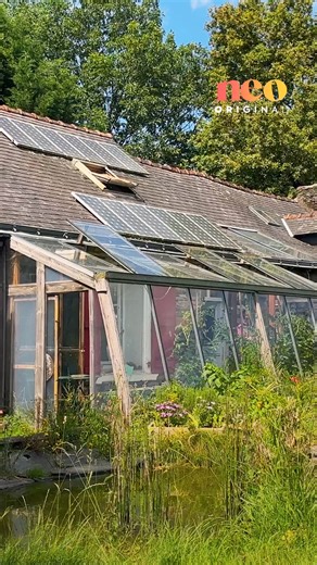Patrick Baronnet et sa femme sont les pionniers de la vie autonome. Il y a presque 50 ans, ils ont transformé leur maison pour la rendre indépendante en eau et en électricité. Alors qu’ils étaient vus comme des marginaux à l’époque, ils ne payent aujourd’hui plus du tout de factures énergétiques ! | Neo