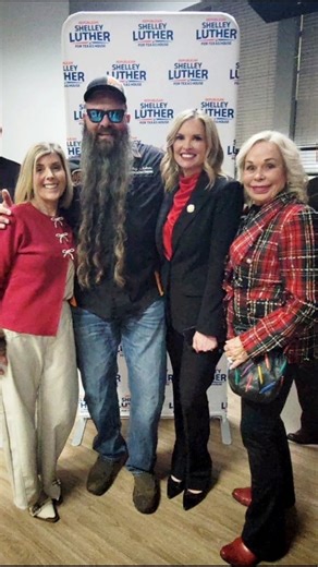 What an incredible night serving at Texas State Representative @shelleyluthercts Shelley Luther’s sold-out fundraiser. ❤️🔥 We brought the BBQ and banana pudding… and Shelley brought the energy, the music, and a room full of amazing people. Dueling pianos, a live band, 11 state reps, sold out event, and nonstop laughter — she truly knows how to host an unforgettable night. 🎹✨ We’re grateful for every person we met, every plate we served, and the chance to be part of such a fun, joy-filled eveni