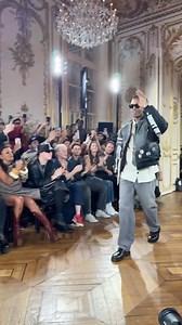 El desfile debut de #AsapRocky tuvo lugar hoy durante la semana de la moda masculina en París y, por supuesto, #Rihanna estuvo presente para mostrar su apoyo. Sigue de cerca lo que sucede en París en Vogue. | Vogue Latam