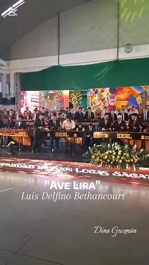 Emblemática Obra Musical guatemalteca!! "Ave Lira" 🎶 Autor: Luis Delfino Bethancourt Picolista: Roman Alfredo Bethancourt Serrano. Magistral ejecución, de 9 Agrupaciones Marimbísticas, al unísono. 120 intérpretes, entregando el corazón; orgullosos de lo mejor que poseemos, nuestro Símbolo Nacional. Ensamble de Marimbas 2,025, realizado en San Lucas, Sacatepequez, el pasado 20 de Octubre. #AmoLaMarimba #DeGuatemalaSoy #sanlucassacatepequez | Dina Guzmán