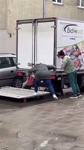 No one decided to help till he stepped up🥹❤️ #actsofkindness #faithinhumanity #heartwarming
