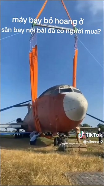 Chiếc máy bay Boeing 727-200 ở sân bay Nội Bài