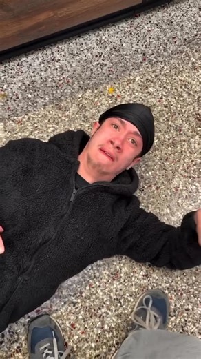 Viral News 🔥 on Instagram: "This is how fast situations can spiral out of control. A man approaches someone who’s filming, clearly angry and looking for a confrontation. Words are exchanged, tension rises — and in a split second, one punch changes everything. He drops to the ground and comes dangerously close to being knocked out. What people don’t realize is how fragile moments like this really are. One punch doesn’t just end an argument — it can end a life. Head injuries don’t always look ser