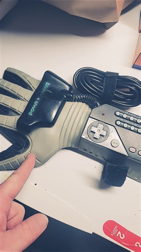 retro Nintendo nes power glove wow 👌