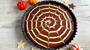 Salted Caramel Spiderweb Tart 😍 A buttery Oreo base, sweet and smooth salted caramel filling, topped with a rich chocolate ganache, and white chocolate spiderweb 🕸️ This tart is so easy to make and it tastes amazing! Sound on for full instructions 🔉 All you need is: For the base: 350g Oreos 125g unsalted butter, melted For the filling: 250g thick ready-made salted caramel sauce For the topping: 230g dark chocolate 280ml double cream For the spiderweb: 40g white chocolate 2 tbsp (30ml) double 