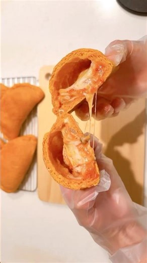 【外パリッ中モチッ テーマパーク風】トマトとチキンのカルツォーネ #ピザ生地 #トマト #shorts