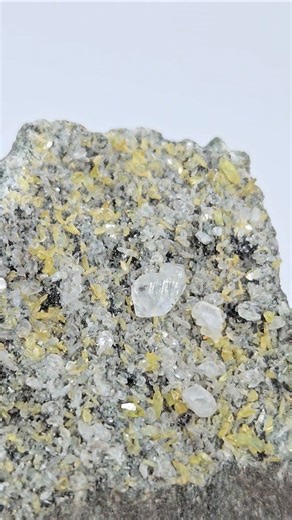 Titanit a kalcit z Pákistánu. #topminerals