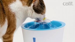 ¡Anima a tu minino a beber agua fresca y filtrada! 😺😻 Catit Flower Fountain Led es una fuente para gatos con luz led nocturna y que utiliza el agua en movimiento para alentar a tu minino a beber más. Depósito de 3 litros de agua que ocupa poco espacio en el piso. Superficie diseñada para evitar el estrés y a una altura cómoda para gatos adultos y gatitos. Incluye filtro de triple acción para limpiar el agua en todo momento que purifica y suaviza el agua dura de la llave. Permite 3 flujos de ag
