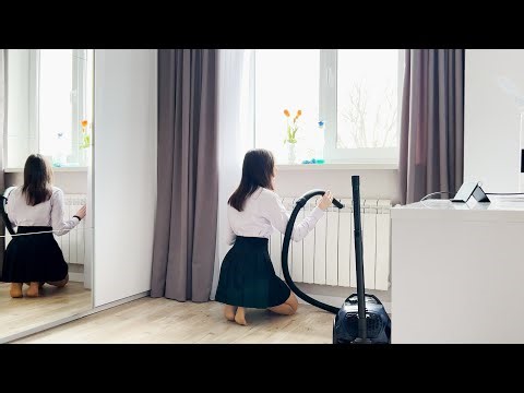 Cleaning the heating radiator and window sill. I collect dust with a vacuum cleaner