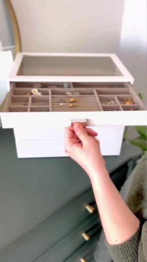 #grwm using our Supersize Jewellery Box 🤍 from abeautifulmess101 #tiktokmademebuyit #stackers #jewellery