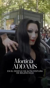 Morticia Addams, el gran personaje de 'La familia Addams', ha aparecido por sorpresa en el desfile de Balenciaga. Y es que el artista drag @thealexisstone lo ha vuelto a hacer. Ya es tradición que, durante la Semana de la Moda, el maquillador imite a grandes iconos como Adele o Meryl Streep. 🎥 @thealexisstone | Mujerhoy