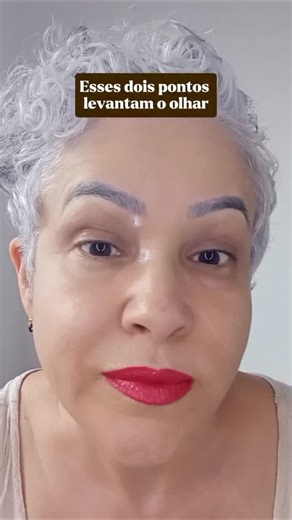 🌿 Dadete Natureba on Instagram: "Dois pontinhos, dois exercícios e alguns segundos por dia. Essa massagem ativa a musculatura ao redor dos olhos, trabalha a sobrancelha e a pálpebra inferior, ajudando a levantar a pálpebra superior e abrir o olhar. 💬 Seu olhar anda mais pesado? 📌 Salva para repetir e compartilha. #MassagemFacial #BelezaNatural #ExercíciosFaciais #OlharCansado #RejuvenescimentoNatural"