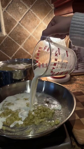 Easy & delicious chicken fettuccini Alfredo! The perfect recipe for when you don’t have tons of time but want something super delicious. Recipe & Instructions: For the chicken: Season chicken with olive oil, onion powder, garlic powder, & Italian seasoning For the sauce: 1 large onion diced 5 garlic cloves minced Italian seasoning 1 tbsp of butter Drizzle of olive oil -Cook down until onions are clear- Add one tbsp of all purpose flour, combine well Add 1 1/2 cups of milk Add 1 cup heavy cream A