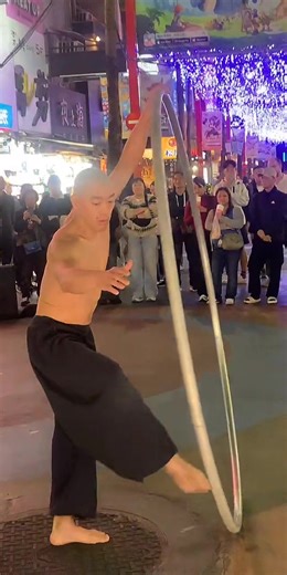 台北市西門町街頭藝人精彩表演 本影片中的動作是由專業人員進行，請勿嘗試。 城裡的月光 許美靜 (Mavis Hee) 作詞：陳佳明 作曲：陳佳明 每顆心上某一個地方 總有個記憶揮不散 每個深夜某一個地方 總有著最深的思量 世界萬千的變幻 愛把有情的人分兩端 心若知道靈犀的方向 哪怕不能夠朝夕相伴 城裡的月光把夢照亮 請溫暖他心房 看透了人間聚散 能不能多點快樂片段 城裡的月光把夢照亮 請守護他身旁 若有一天能重逢 讓幸福灑滿整個夜晚 每顆心上某一個地方 總有個記憶揮不散 每個深夜某一個地方 總有著最深的思量 世界萬千的變幻 愛把有情的人分兩端 心若知道靈犀的方向 哪怕不能夠朝夕相伴 城裡的月光把夢照亮 請溫暖他心房 看透了人間聚散 能不能多點快樂片段 城裡的月光把夢照亮 請守護他身旁 若有一天能重逢 讓幸福灑滿整個夜晚 城裡的月光把夢照亮 請溫暖他心房 看透了人間聚散 能不能多點快樂片段 城裡的月光把夢照亮 請守護他身旁 若有一天能重逢 讓幸福灑滿整個夜晚 若有一天能重逢 讓幸福灑滿整個夜晚 英文歌詞 Moonlight in the city Mavis Hee Lyricist: 