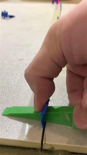 The process of installing a clip to level the ceramic tiles#youtubeshorts #handmade