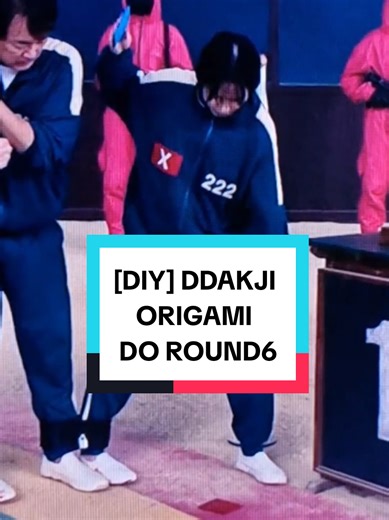 Como fazer ddakji do jeito tradicional coreano 🇰🇷 Ddakji é o jogo de cartas de origami que aparece na série Round 6 🟦🟥 Material: 2 papeis quadrado do mesmo tamanho para cada carta Objetivo do jogo: virar a carta do adversário com a sua carta 🎬🇰🇷 Round 6 (Temporadas 1 e 2) @Netflix #Ddakji #Round6 #SquidGame #AprendaNoTikTok